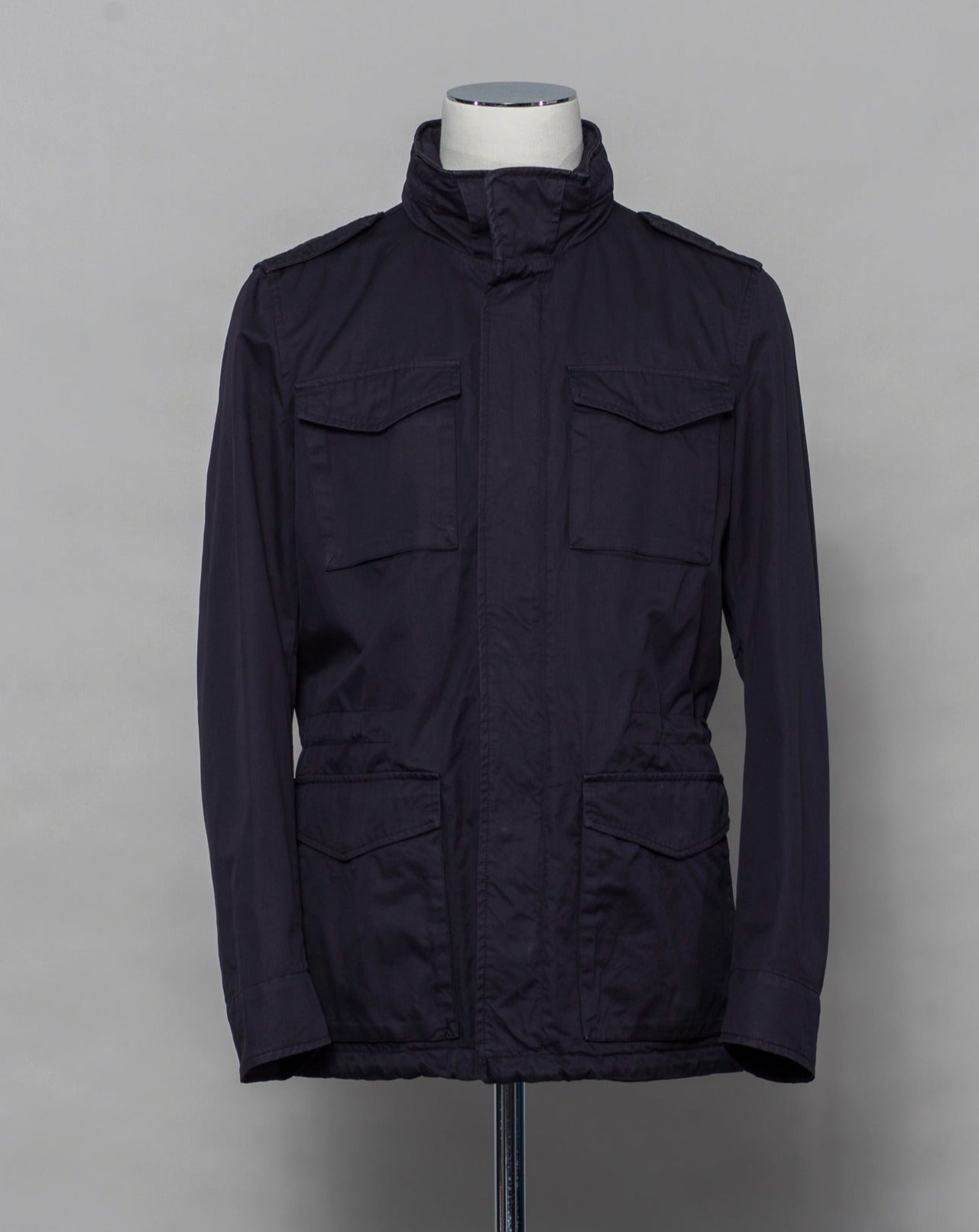 This Herno jacket honors the iconic M65 field jacket. Practical design with quite a few pockets, action back and adjustable waist. Why change the winning team. 4+2 pockets outside (2 hidden pockets) 2 pockets inside Adjustable waist 2 way zip and snap buttons in front Hidden hood inside the collar 100% Cotton Washed effect FI0064U 13211 9200