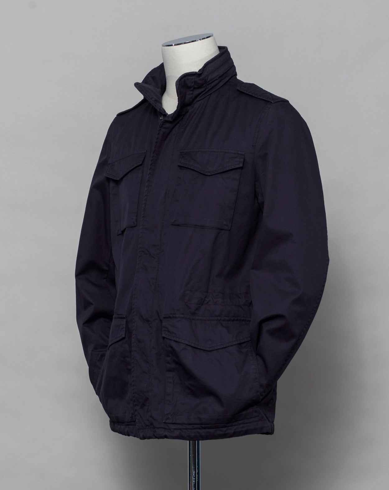 This Herno jacket honors the iconic M65 field jacket. Practical design with quite a few pockets, action back and adjustable waist. Why change the winning team. 4+2 pockets outside (2 hidden pockets) 2 pockets inside Adjustable waist 2 way zip and snap buttons in front Hidden hood inside the collar 100% Cotton Washed effect FI0064U 13211 9200