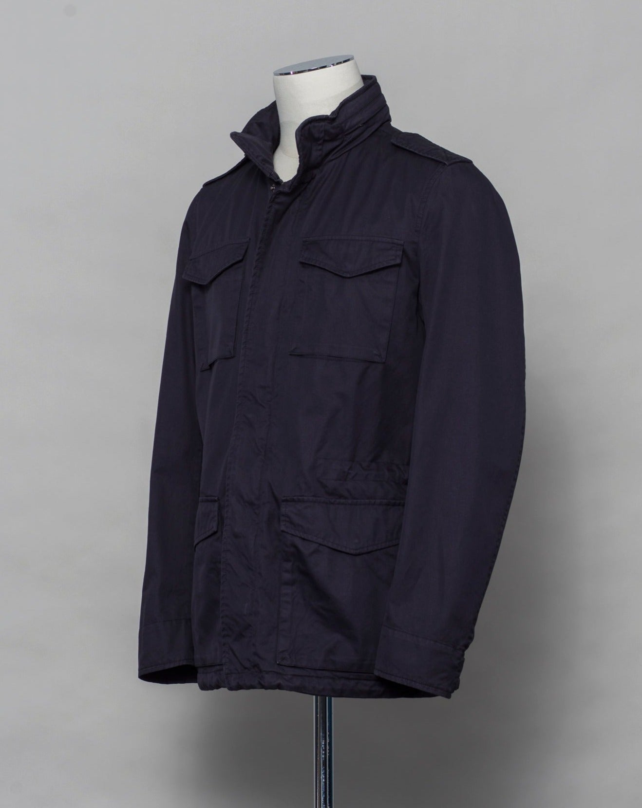 This Herno jacket honors the iconic M65 field jacket. Practical design with quite a few pockets, action back and adjustable waist. Why change the winning team. 4+2 pockets outside (2 hidden pockets) 2 pockets inside Adjustable waist 2 way zip and snap buttons in front Hidden hood inside the collar 100% Cotton Washed effect FI0064U 13211 9200