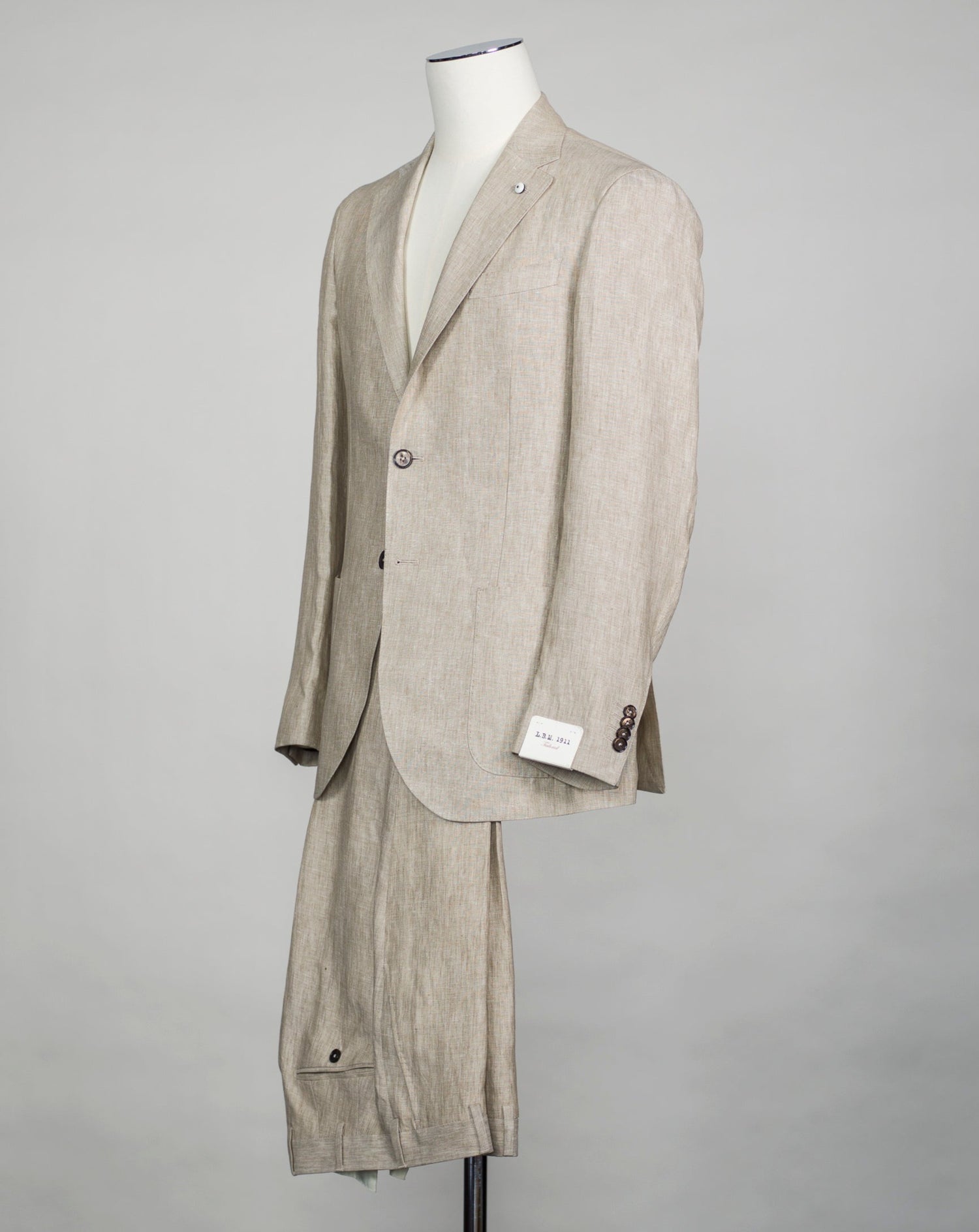 Unconstructed Patch pockets 2 Buttons Side vents Flat front trousers Slanted side pockets Article: 34061 Model: 3652 Color: Light Sand / 2 Composition: 100% Linen L.B.M. 1911 Linen Suit / Light Sand