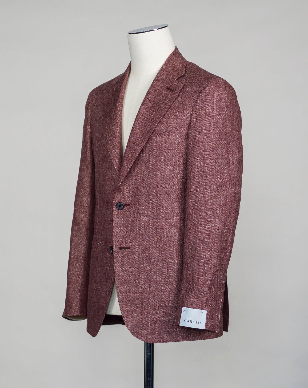 Full canvas Half lined Unconstructed shoulder Model: Tosca Composition: 58% linen & 42% wool Color: 0360 / Burgundy Article: BF2CM204A Caruso Linen & Wool Jacket / Burgundy Melange