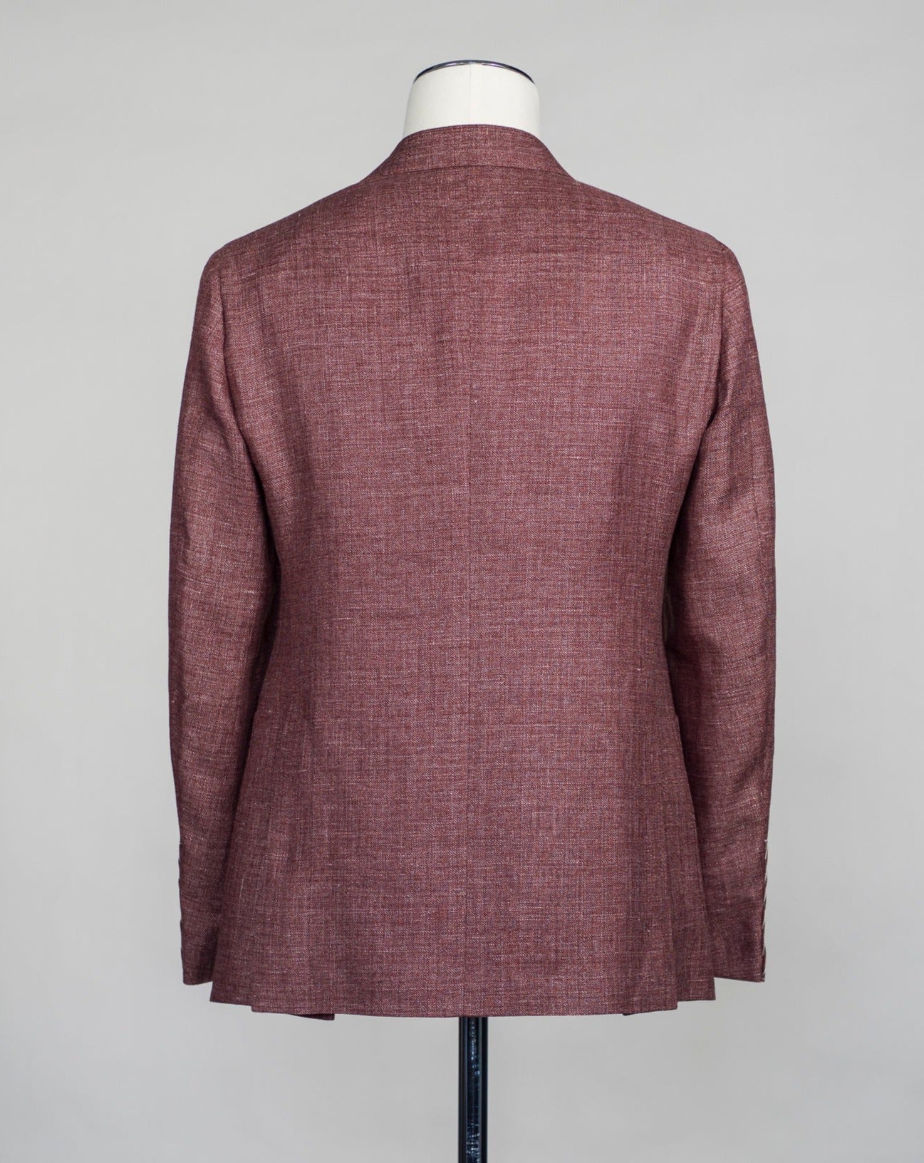 Full canvas Half lined Unconstructed shoulder Model: Tosca Composition: 58% linen & 42% wool Color: 0360 / Burgundy Article: BF2CM204A Caruso Linen & Wool Jacket / Burgundy Melange