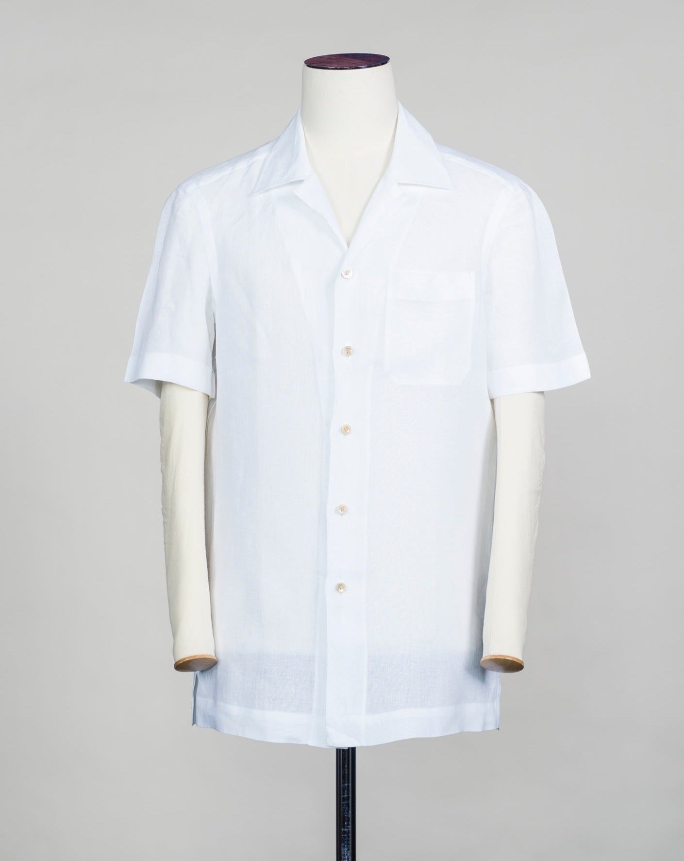 Tailored fit. This means between slim and classic fit Fits true to the size. If in doubt of your size, please contact us HERE 100% linen Camp collar Short sleeve Art. P Via Capri 18/10 Made in Italy