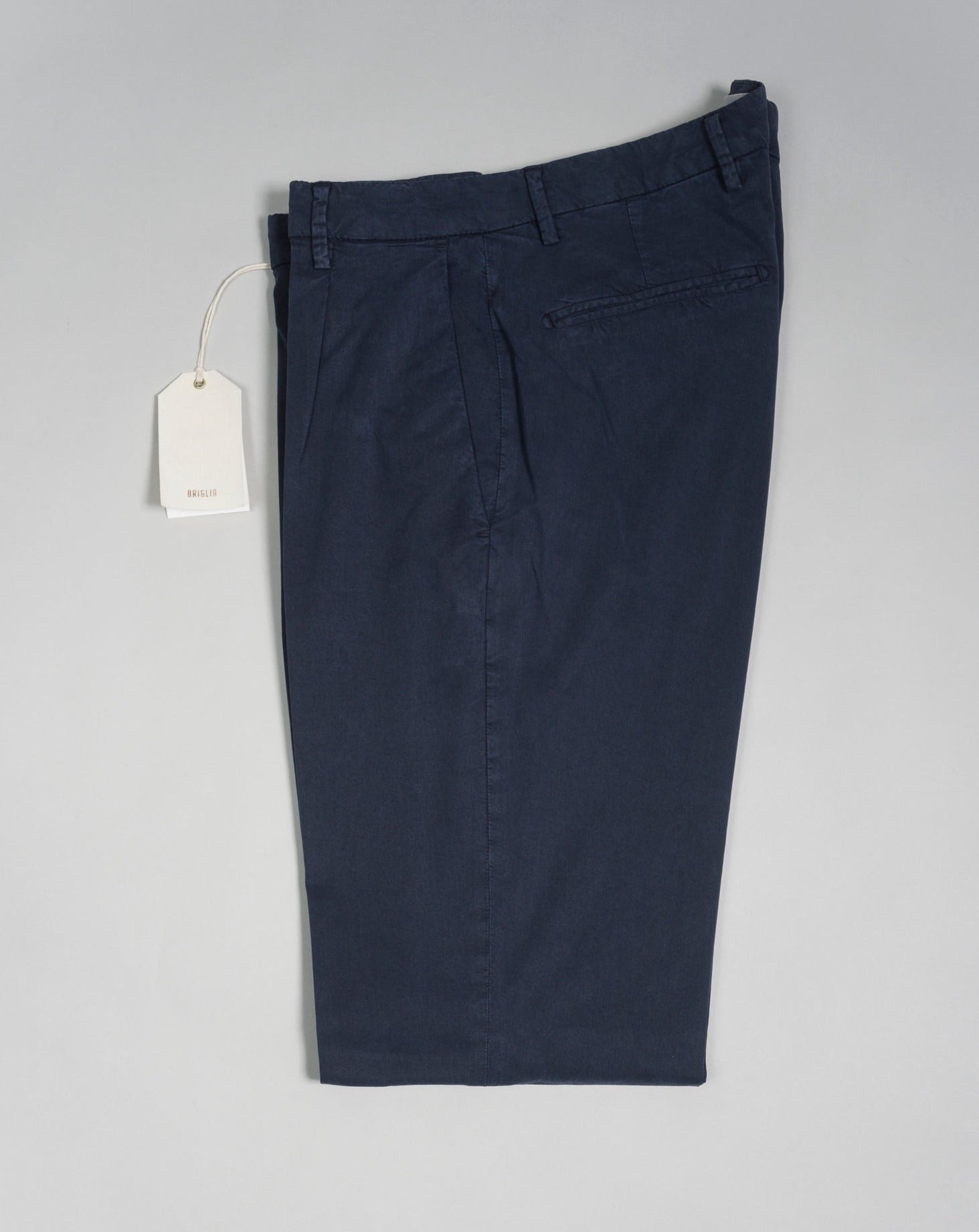 Article: 323051 Color: Navy / 11 Composition: 64% Tencel 32% Cotton 4% Elastan 1 Pleat in front Slanted side pockets Beltloops Beautiful color and broken in look and feel achieved by Garment dying process Made in Naples, Italy