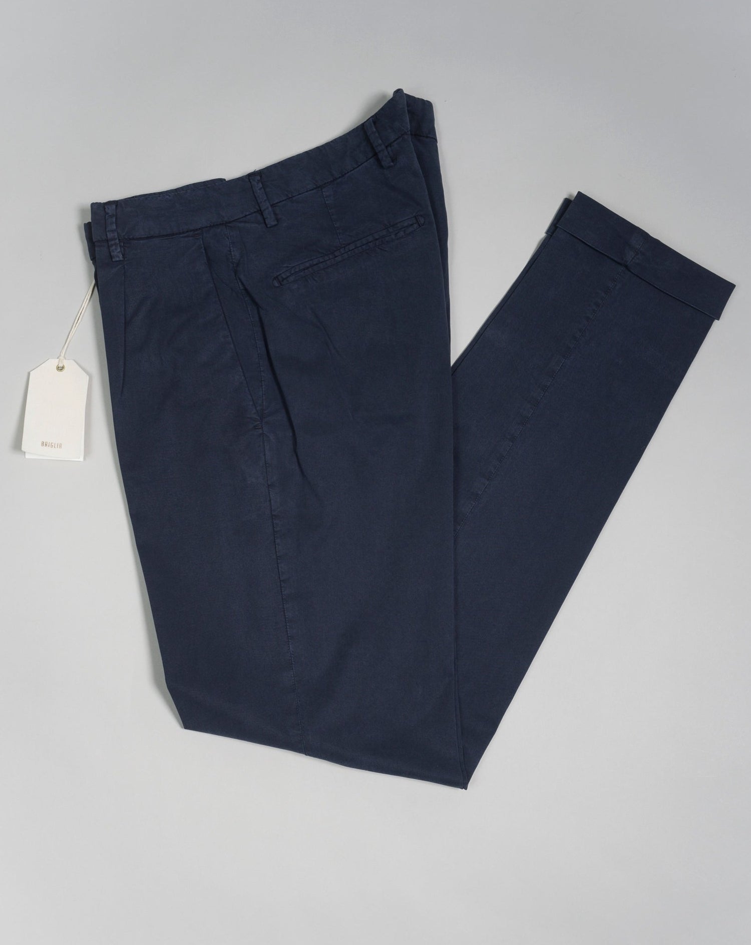 Article: 323051 Color: Navy / 11 Composition: 64% Tencel 32% Cotton 4% Elastan 1 Pleat in front Slanted side pockets Beltloops Beautiful color and broken in look and feel achieved by Garment dying process Made in Naples, Italy