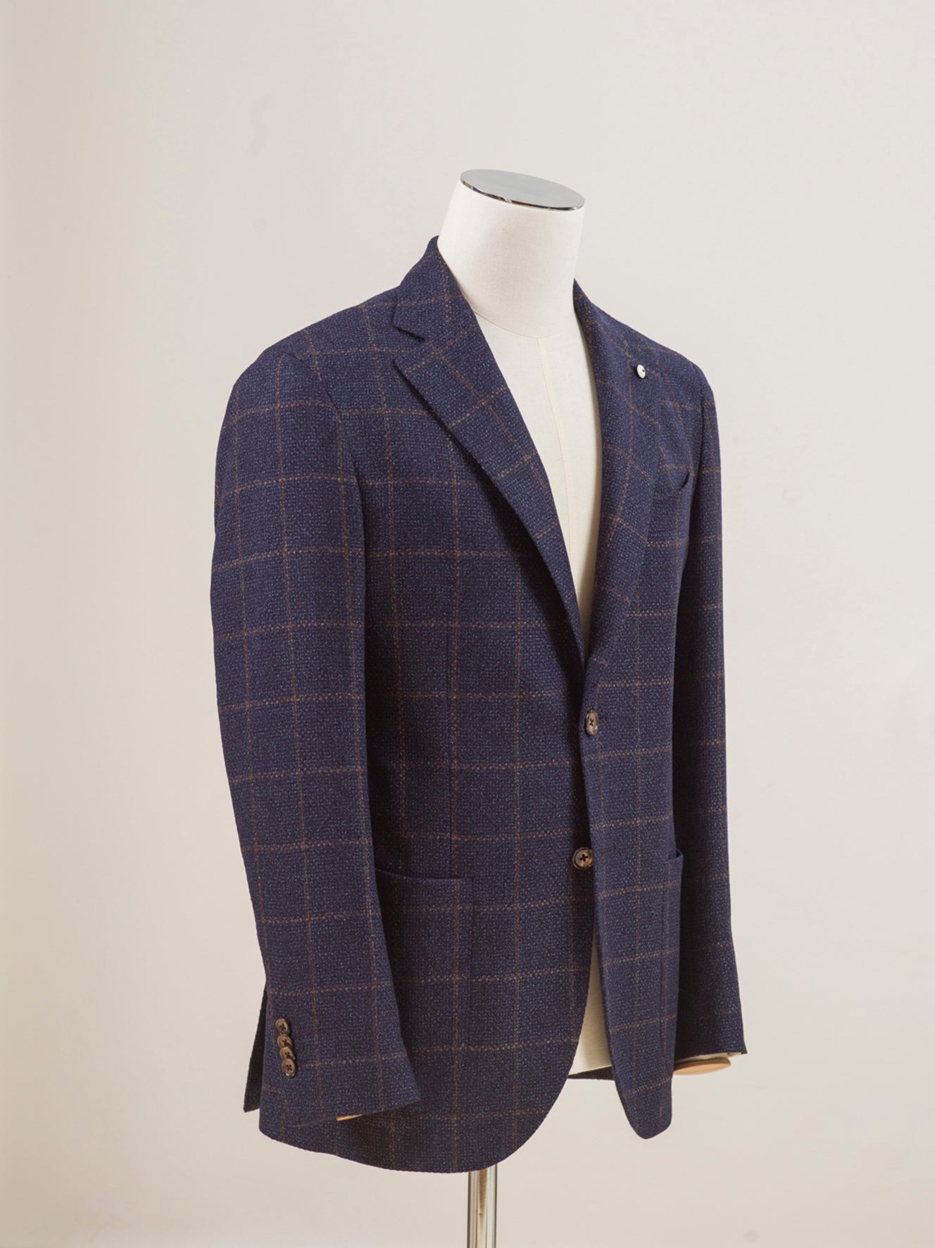 Perfect jacket for almost any semiformal occasion in autumn and winter. Regular fit Fits true to the size. If in doubt of your size, please contact us here Unlined Unconstructed shoulder 2 Buttons Side vents Notch lapel Patch pockets Composition: 72% wool, 25% cotton, 3% cashmere Color: Blue & Brown windowpane Modello: 2898 Article: 12145/3 Made in Italy