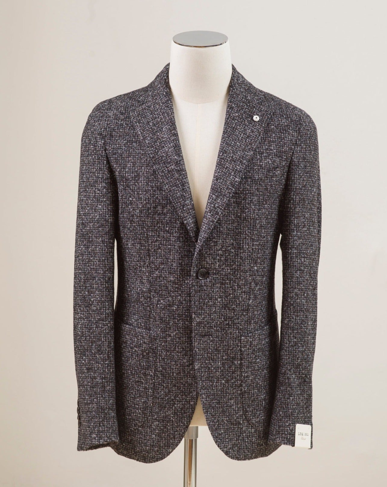 L.B.M. 1911 Jersey jacket. Perfect jacket for almost any semiformal occasion in autumn and winter. Regular fit Fits true to the size. If in doubt of your size, please contact us here Unlined Unconstructed shoulder 2 Buttons Side vents Notch lapel Patch pockets Composition: 54% acrylic, 24% virgin wool, 22% polyester Color: Grey Modello: 2817 Article: 15203/3 Made in Italy