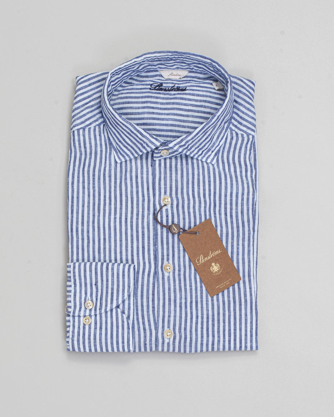 This striped shirt is made of linen and is detailed with mother of pearl buttons, single cuffs and a cut away collar.

Composition: 100% Linen
Article: 7747218787
Color: 182 / Navy & White
Slimline