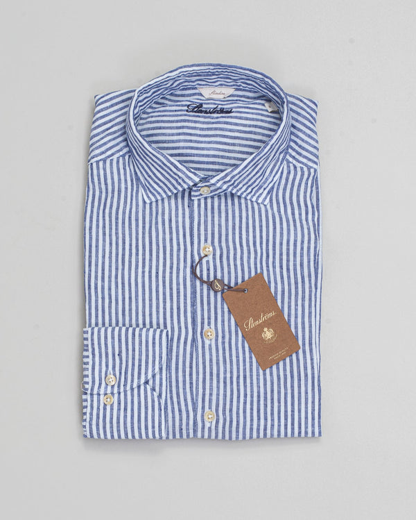 This striped shirt is made of linen and is detailed with mother of pearl buttons, single cuffs and a cut away collar.

Composition: 100% Linen
Article: 7747218787
Color: 182 / Navy &amp; White
Slimline