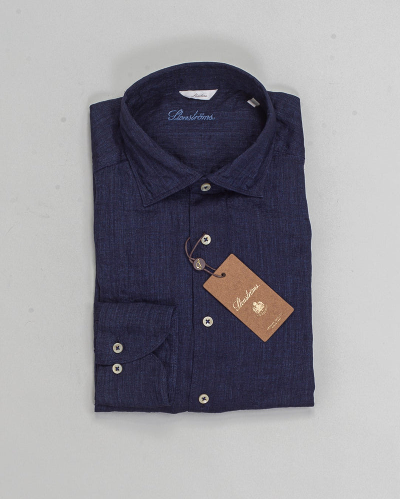 This shirt is made of linen and is detailed with mother of pearl buttons, single cuffs and a cut away collar.

Composition: 100% Linen
Article: 7747217970
Color: 190 / Navy
Slimline