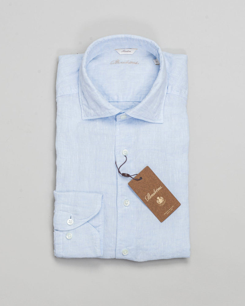 This shirt is made of linen and is detailed with mother of pearl buttons, single cuffs and a cut away collar.

Composition: 100% Linen
Article: 7747217970
Color: 105 / Light Blue
Slimline