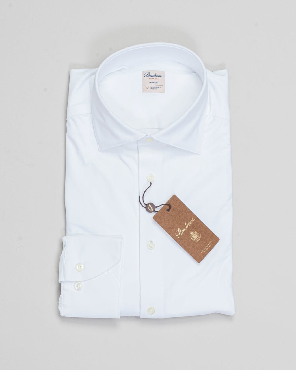 This white Slimline jersey shirt is made of cotton. The shirt is detailed with mother of pearl buttons, single cuffs and a cut away collar.

Composition: 100% Cotton
Article: 8407118270
Color: 000 / White
Slimline