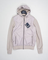 Main fabric: 100% Cotton
Secondary fabric: 100% Polyester
Synthetic padding

Two way zip fastening
Zip side pockets
Knitted back and sleeves
Color: 2600 / Taupe
Article: MC000168U 72056