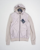 Main fabric: 100% Cotton
Secondary fabric: 100% Polyester
Synthetic padding

Two way zip fastening
Zip side pockets
Knitted back and sleeves
Color: 2600 / Taupe
Article: MC000168U 72056