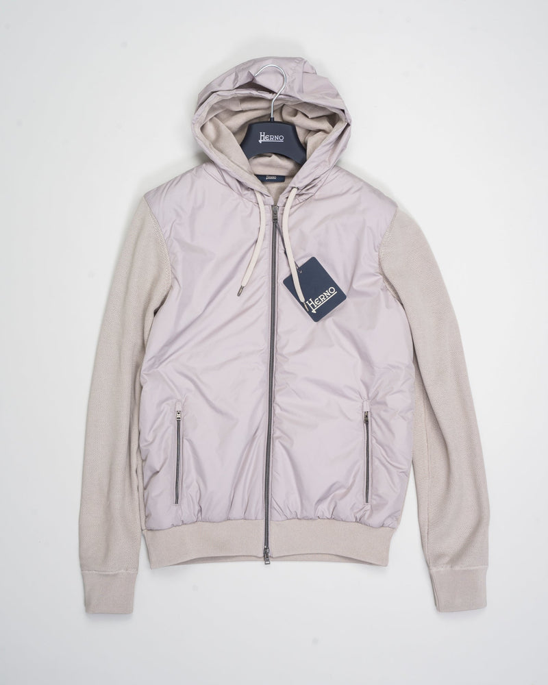 Main fabric: 100% Cotton
Secondary fabric: 100% Polyester
Synthetic padding

Two way zip fastening
Zip side pockets
Knitted back and sleeves
Color: 2600 / Taupe
Article: MC000168U 72056