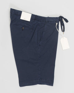 Model: Malibu
Composition: 64% Tencel 32% Cotton 4% Elastan
Article: 325051
Color: 11 / Navy
Made in Naples, Italy