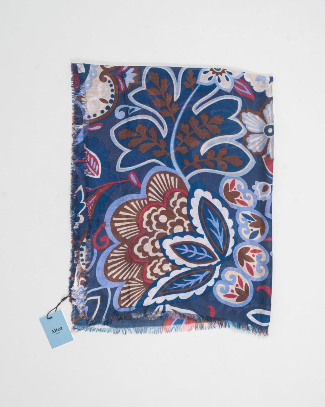 Composition: 70% Modal 30% Silk
Article: 2550477
Made in Italy
Size: 80cm x 190cm Altea Modal & Silk Scarf / Blue