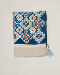 Composition: 65% Linen 35% Modal
Article: 2550103
Made in Italy
Size: 56cm x 185cm Altea Linen &amp; Modal Scarf / Blue