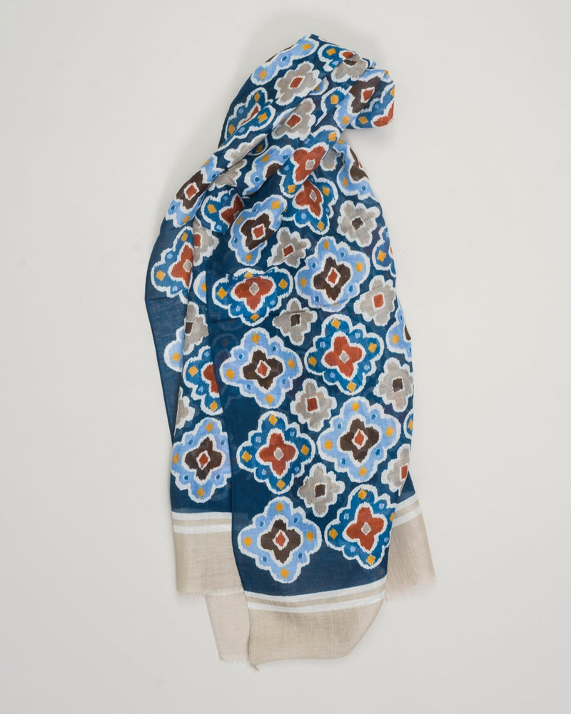 Composition: 65% Linen 35% Modal
Article: 2550103
Made in Italy
Size: 56cm x 185cm Altea Linen &amp; Modal Scarf / Blue