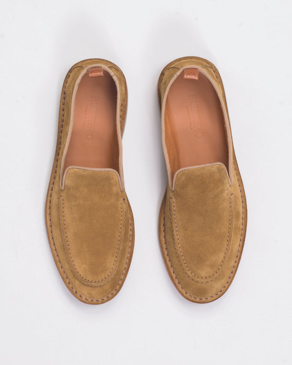 Made in Italy Argentario loafer in Marraca suede with textile profiles.

Leather lining and sockliner. Welt detailing in natural leather and lightweight flexible outsole in rubber.

Height of sole: 1.5 cm. Height of heel: 2.5 cm.

Style: #B9320PEGORH

Color: Marraca 244