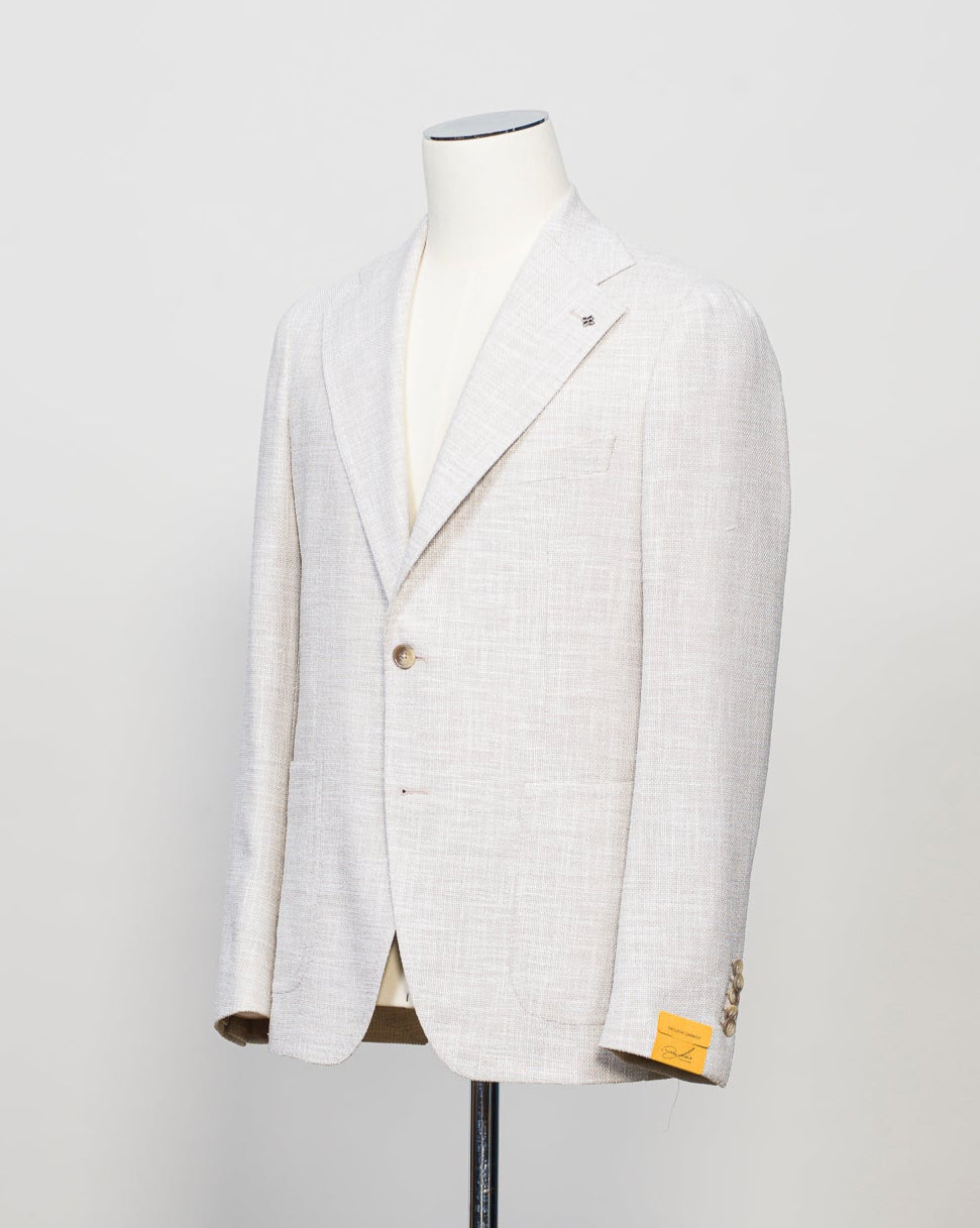 Composition: 48% Virgin wool 24% Silk 20% Cotton 5% Polyamide(Nylon)
Modello: G-PL22K
Color: Light Beige / ET844
Unconstructed shoulder
Unlined
2 Buttons
Notch lapel
Patch pockets
Side vents
Made in Martina Franca, Italy Tagliatore Panama Jacket / Light Beige