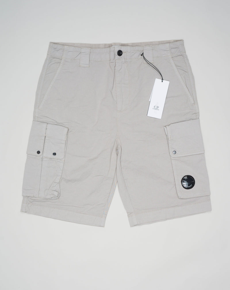 <ul> <li>Article: 16CMBE295A 0060260</li> <li>Composition: 97% Cotton 3% Elastan</li> <li>Color: 913 / Drizzle Grey C.P.Company Twill Stretch Cargo Bermudas / Drizzle Grey</li> </ul>