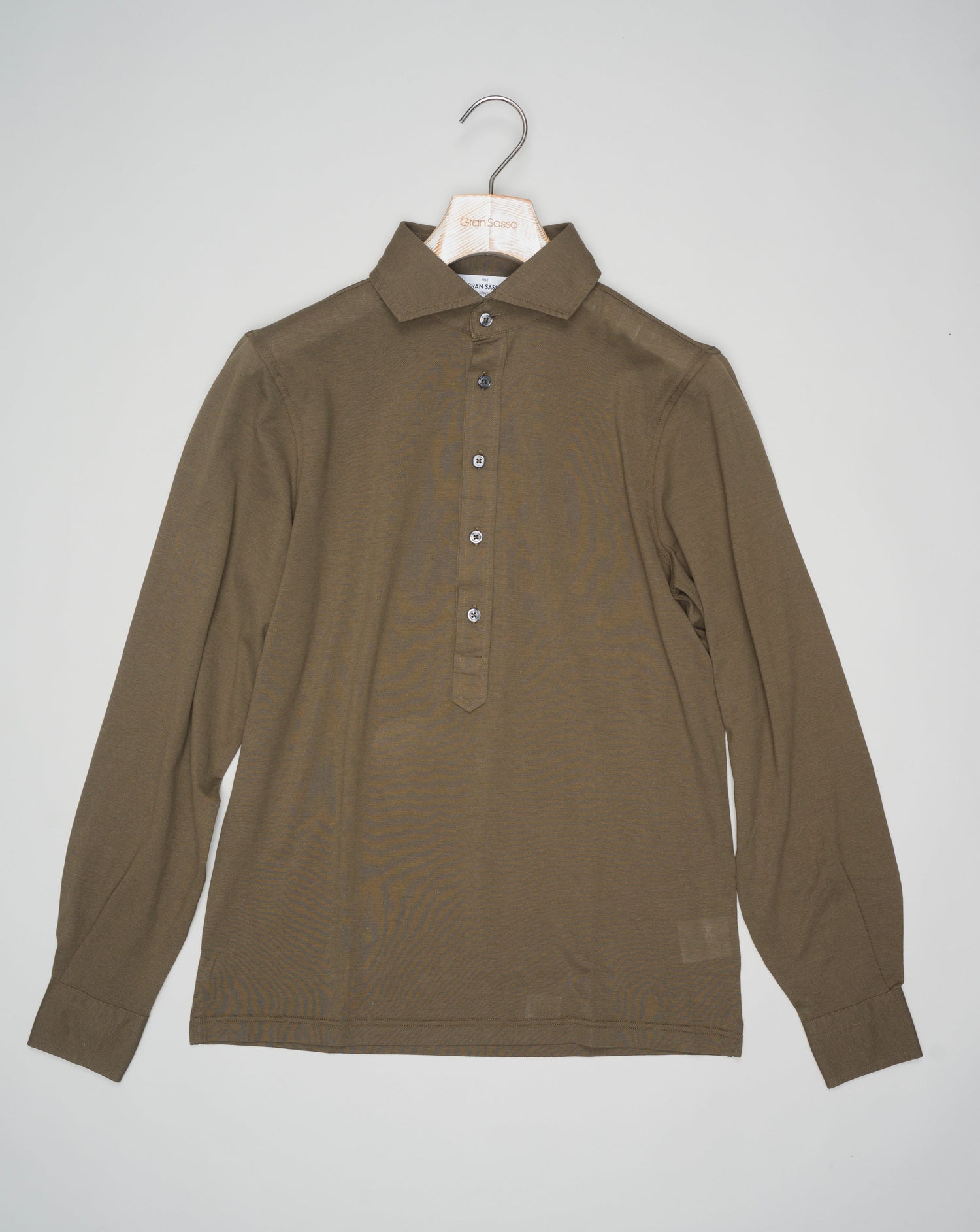 ess formal than a button-down but more dressy than a polo. Popover is a great combination of a dress shirt and a polo shirt. Menswear hybrid that is here to stay if you ask us. Gran Sasso Popover. Long Sleeves. Article: 60180 / 81427. Color: 170 / Olive Green. Made in Italy