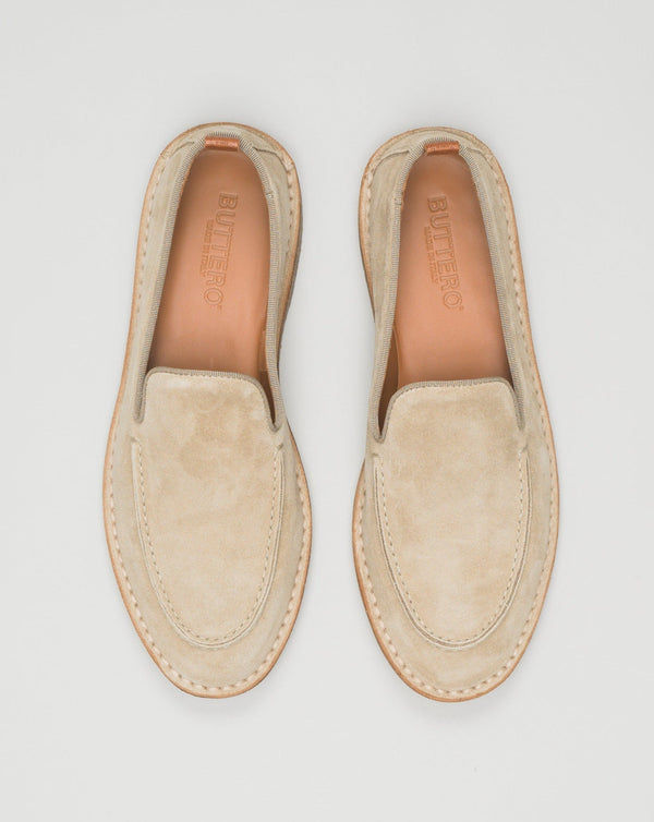 

Made in Italy Argentario loafer in Taos Taupe suede with textile profiles.

Leather lining and sockliner. Welt detailing in natural leather and lightweight flexible outsole in rubber.

Height of sole: 1.5 cm. Height of heel: 2.5 cm.

Style: #B9320PEGORH

Color: Taos Taupe 119