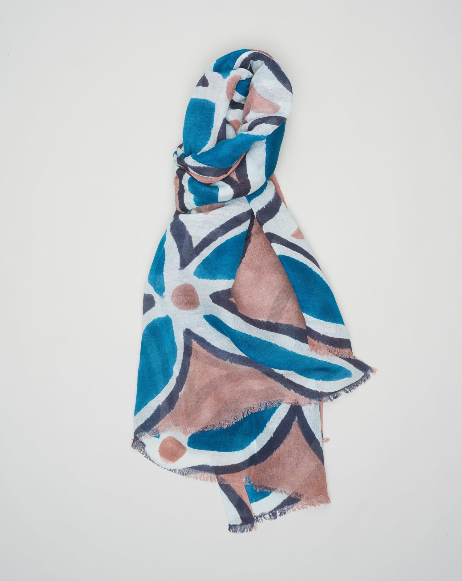 <ul> <li>Composition: 50% Linen 50% Modal</li> <li>Color: 02 / Brown & Blue</li> <li>Size: 190cm x 90cm</li> <li>Altea Linen & Modal Multicolor Scarf / Brown</li> </ul>