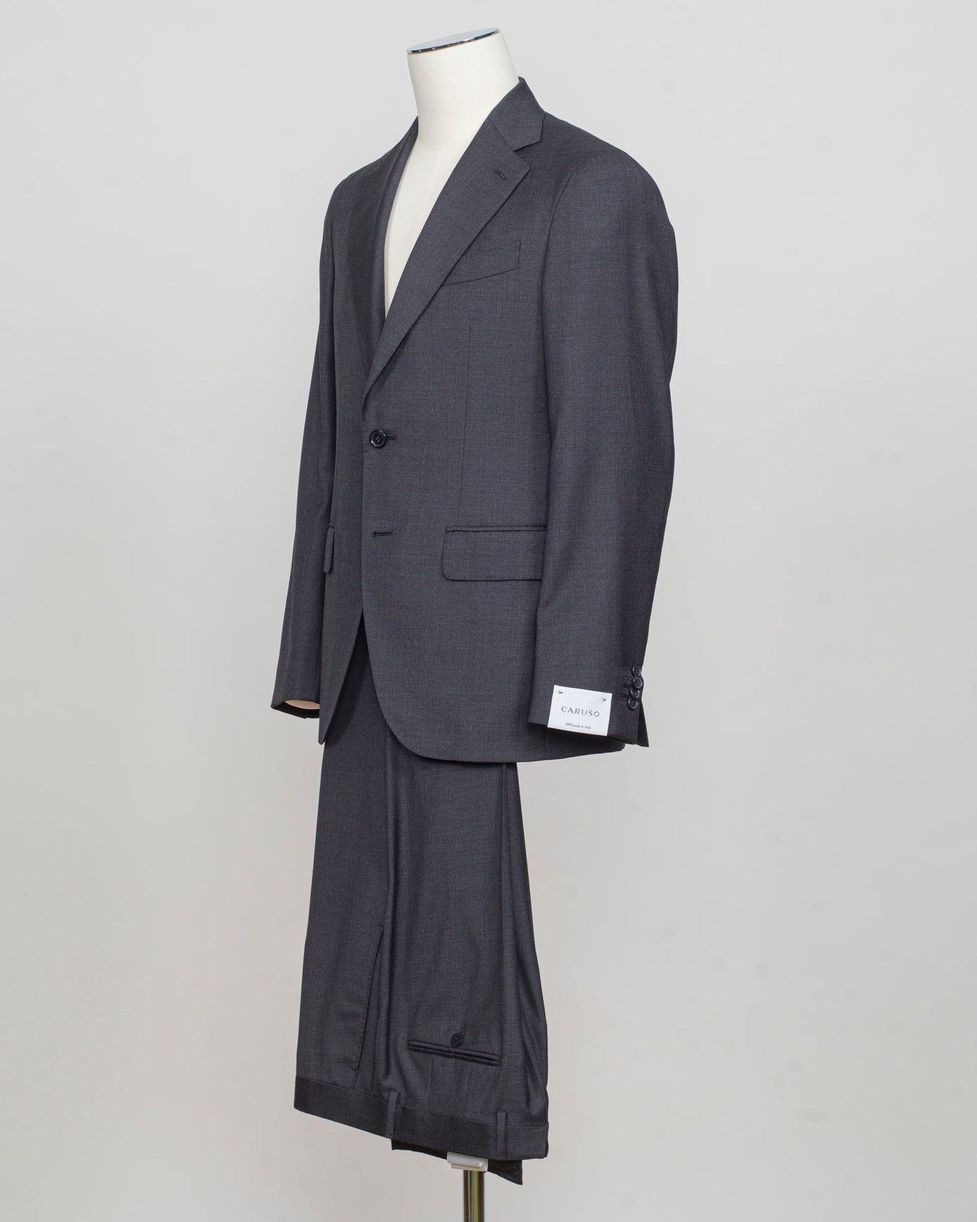 Composition: 100% Super 130's Wool
Farbric: PE0Y16 - 0220 / Grey
Model: Aida
Full Canvas
Made in Soragna, Parma , Italy Caruso Super 130's Wool Suit / Grey