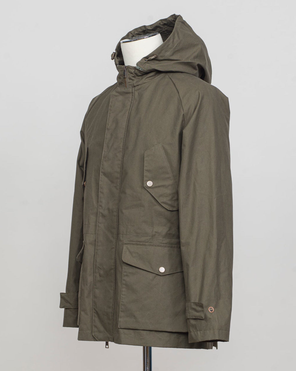 Model: New Bob
Article: Strong Wax
Color: 279 / Dark Green
Main Fabric: 100% Cotton
Lining: 80% Cotton, 20% Polyester
Coating: Wax
Regular fit
Short parka
Zipper and snap button fastening
Cargo pockets and chest pockets with snap button fastening
Elastic drawstring on waist
Side vents with snap buttons
Detachable hood with elastic drawstring L'Impermeabile Heavy Waxed Short Parka / Dark Green