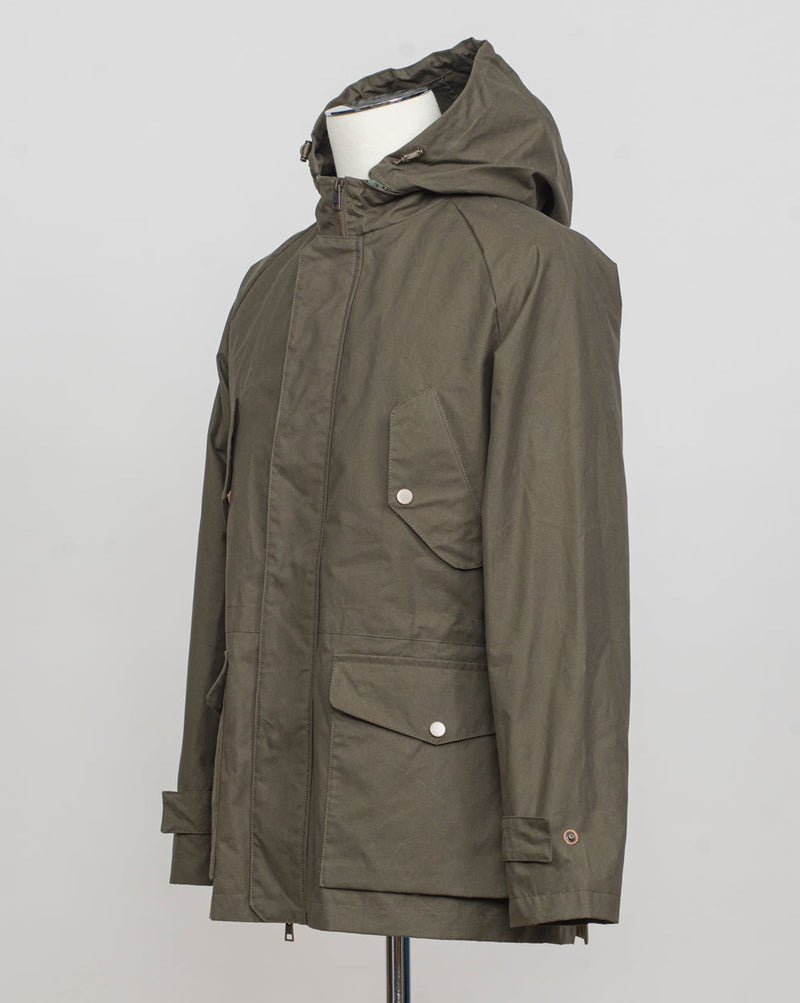 Model: New Bob
Article: Strong Wax
Color: 279 / Dark Green
Main Fabric: 100% Cotton
Lining: 80% Cotton, 20% Polyester
Coating: Wax
Regular fit
Short parka
Zipper and snap button fastening
Cargo pockets and chest pockets with snap button fastening
Elastic drawstring on waist
Side vents with snap buttons
Detachable hood with elastic drawstring L'Impermeabile Heavy Waxed Short Parka / Dark Green