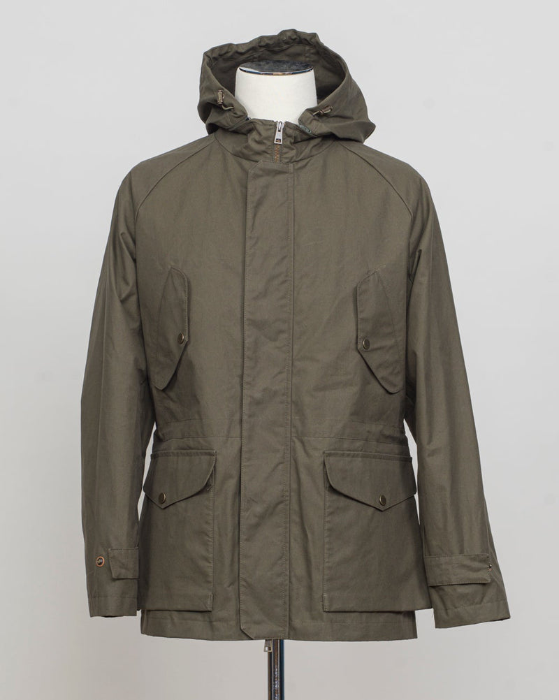 Model: New Bob
Article: Strong Wax
Color: 279 / Dark Green
Main Fabric: 100% Cotton
Lining: 80% Cotton, 20% Polyester
Coating: Wax
Regular fit
Short parka
Zipper and snap button fastening
Cargo pockets and chest pockets with snap button fastening
Elastic drawstring on waist
Side vents with snap buttons
Detachable hood with elastic drawstring L'Impermeabile Heavy Waxed Short Parka / Dark Green