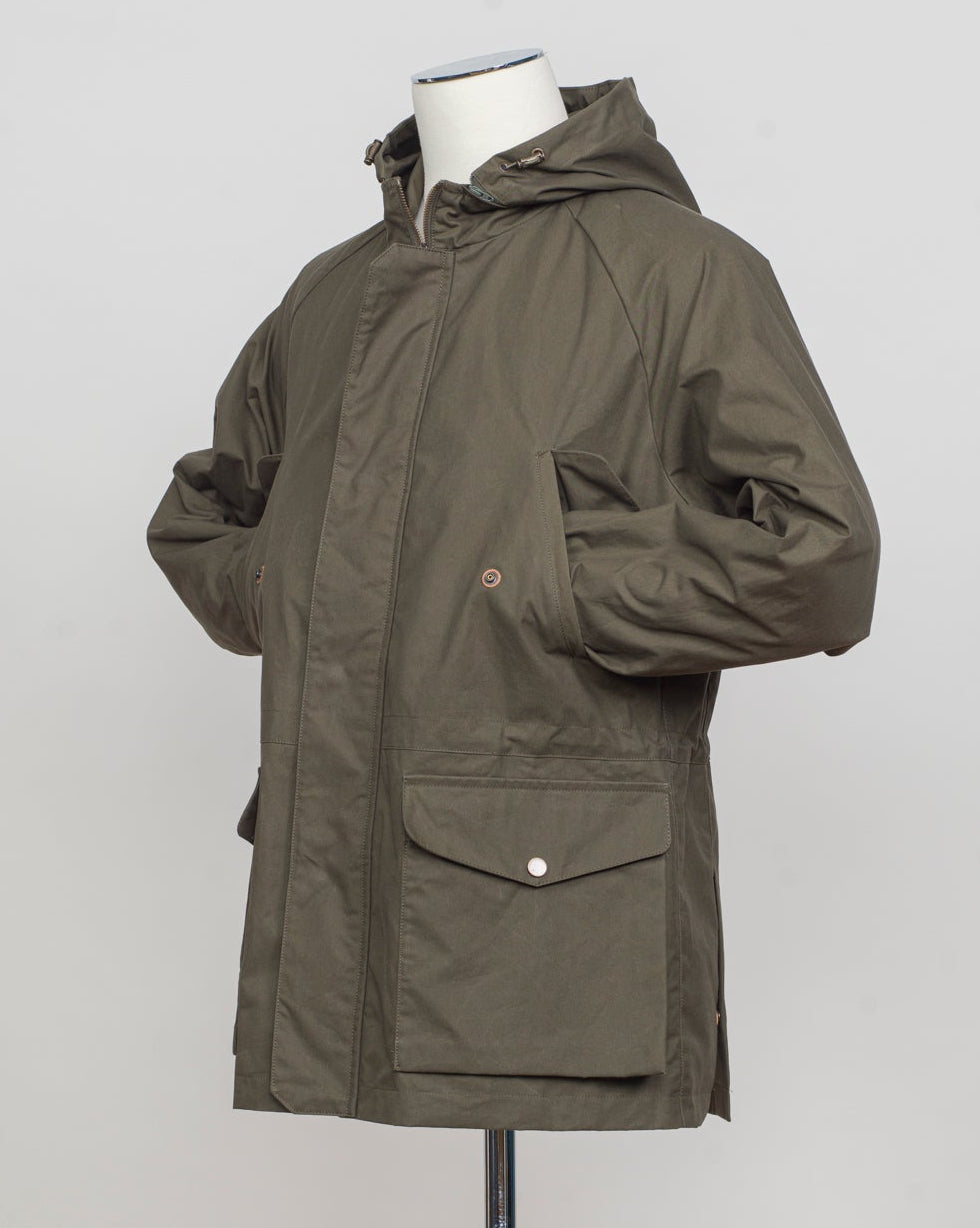 Model: New Bob
Article: Strong Wax
Color: 279 / Dark Green
Main Fabric: 100% Cotton
Lining: 80% Cotton, 20% Polyester
Coating: Wax
Regular fit
Short parka
Zipper and snap button fastening
Cargo pockets and chest pockets with snap button fastening
Elastic drawstring on waist
Side vents with snap buttons
Detachable hood with elastic drawstring L'Impermeabile Heavy Waxed Short Parka / Dark Green
