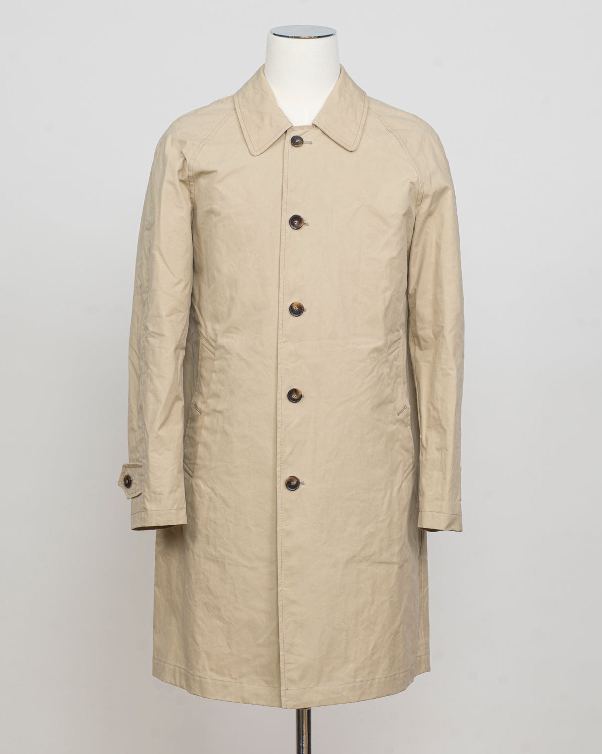 Model: New Dean
Article: Strong Wax
Color: 926 / Beige
Main Fabric: 100% Cotton
Coating: Wax
Regular fit
Knee length
Button fastening
Side pockets with button fastening
Raglan sleeves
One back vent L'Impermeabile Heavy Waxed Mac Coat / Beige