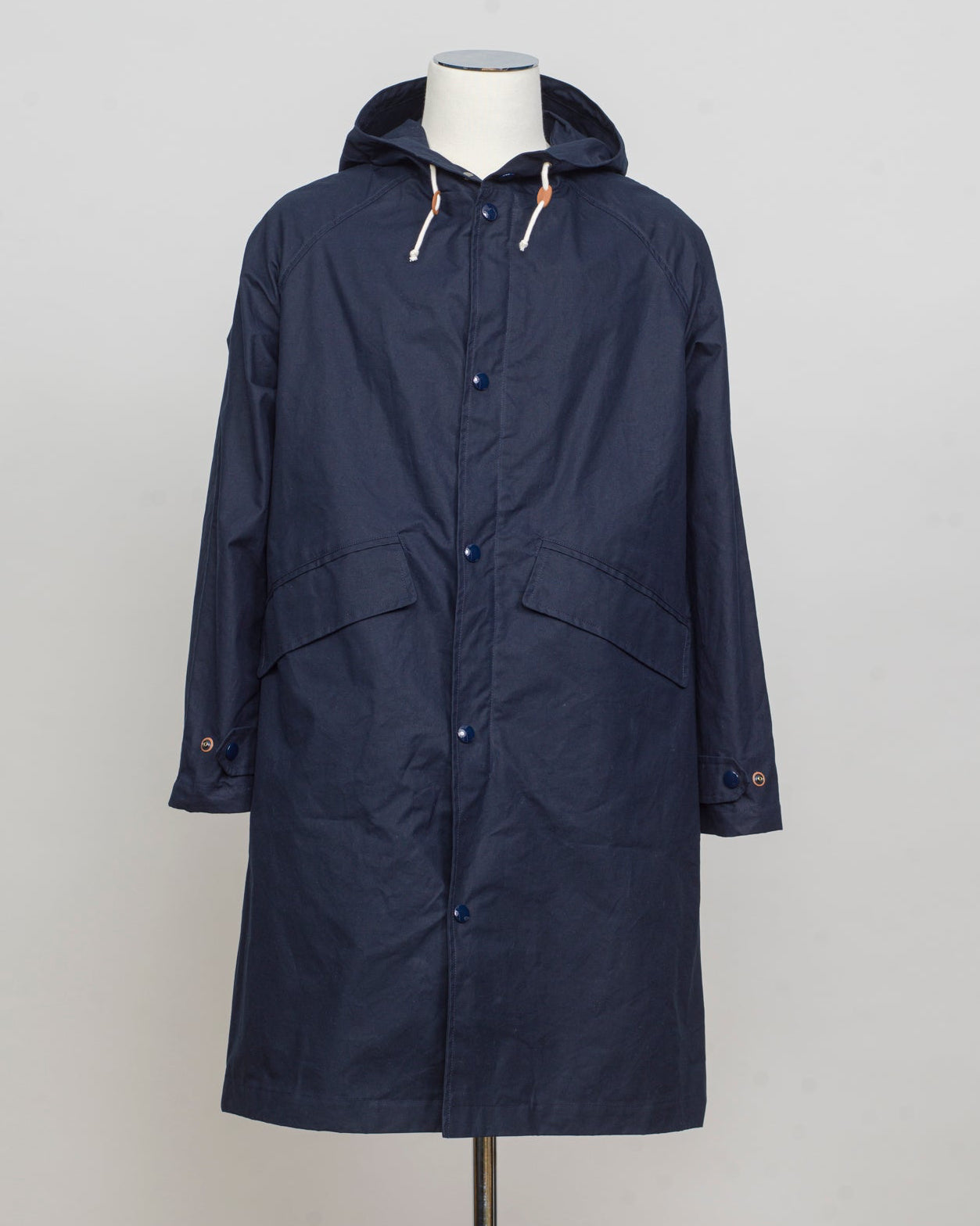 Model: Boston
Article: Strong Wax
Color: 106 / Blue
Main Fabric: 100% Cotton
Coating: Wax
Regular fit
Long parka
Zipper and snap button fastening
Side pockets with flaps
Raglan sleeves
Hood L'Impermeabile Heavy Waxed Long Parka / Navy
