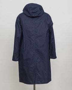 Model: Boston
Article: Strong Wax
Color: 106 / Blue
Main Fabric: 100% Cotton
Coating: Wax
Regular fit
Long parka
Zipper and snap button fastening
Side pockets with flaps
Raglan sleeves
Hood L'Impermeabile Heavy Waxed Long Parka / Navy