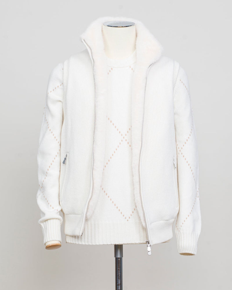 Fisherman's rib 3-ply pure cashmere sleeveless jacket. The metal zippers add a modern, functional touch. The faux fur lining provides warmth and comfort, making it ideal for colder days. The side pockets complete the stylish and practical design.

Outer composition: 100% cashmere
Inner composition: 100% Faux fur
Zipped side pockets
Two-way zipper
Art 23144 15581
Col 001 Cream White
Regular fit
Made in Italy Gran Sasso Eco-Fur &amp; Cashmere Ribbed Vest / White