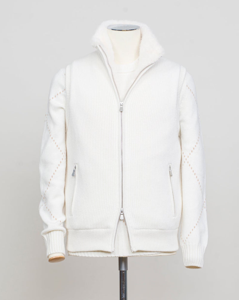 Fisherman's rib 3-ply pure cashmere sleeveless jacket. The metal zippers add a modern, functional touch. The faux fur lining provides warmth and comfort, making it ideal for colder days. The side pockets complete the stylish and practical design.

Outer composition: 100% cashmere
Inner composition: 100% Faux fur
Zipped side pockets
Two-way zipper
Art 23144 15581
Col 001 Cream White
Regular fit
Made in Italy Gran Sasso Eco-Fur &amp; Cashmere Ribbed Vest / White