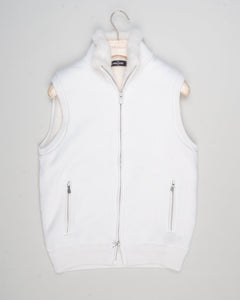 Fisherman's rib 3-ply pure cashmere sleeveless jacket. The metal zippers add a modern, functional touch. The faux fur lining provides warmth and comfort, making it ideal for colder days. The side pockets complete the stylish and practical design.

Outer composition: 100% cashmere
Inner composition: 100% Faux fur
Zipped side pockets
Two-way zipper
Art 23144 15581
Col 001 Cream White
Regular fit
Made in Italy Gran Sasso Eco-Fur &amp; Cashmere Ribbed Vest / White