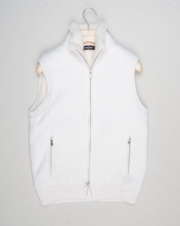 Fisherman's rib 3-ply pure cashmere sleeveless jacket. The metal zippers add a modern, functional touch. The faux fur lining provides warmth and comfort, making it ideal for colder days. The side pockets complete the stylish and practical design.

Outer composition: 100% cashmere
Inner composition: 100% Faux fur
Zipped side pockets
Two-way zipper
Art 23144 15581
Col 001 Cream White
Regular fit
Made in Italy Gran Sasso Eco-Fur &amp; Cashmere Ribbed Vest / White