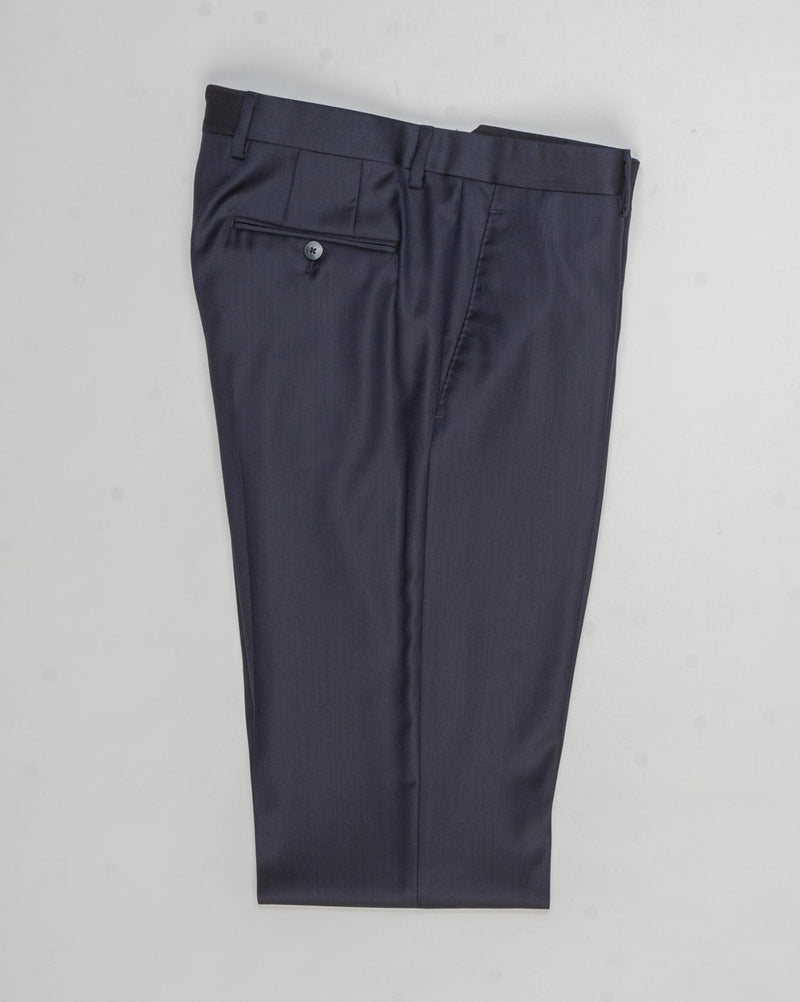 Composition: 100% Super 130's Wool
Farbric: PE0Y16 - 0110 / Navy Blue&nbsp;
Model: Aida
Full Canvas
Made in Soragna, Parma , Italy Caruso Super 130's Wool Suit / Navy