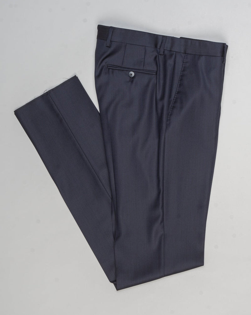 Composition: 100% Super 130's Wool
Farbric: PE0Y16 - 0110 / Navy Blue&nbsp;
Model: Aida
Full Canvas
Made in Soragna, Parma , Italy Caruso Super 130's Wool Suit / Navy