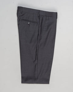 Composition: 100% Super 130's Wool
Farbric: PE0Y16 - 0220 / Grey
Model: Aida
Full Canvas
Made in Soragna, Parma , Italy Caruso Super 130's Wool Suit / Grey