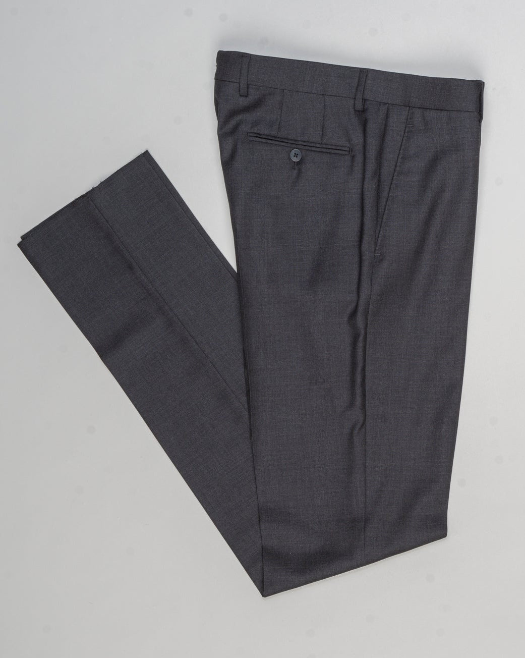 Composition: 100% Super 130's Wool
Farbric: PE0Y16 - 0220 / Grey
Model: Aida
Full Canvas
Made in Soragna, Parma , Italy Caruso Super 130's Wool Suit / Grey
