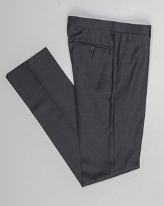 Composition: 100% Super 130's Wool
Farbric: PE0Y16 - 0220 / Grey
Model: Aida
Full Canvas
Made in Soragna, Parma , Italy Caruso Super 130's Wool Suit / Grey