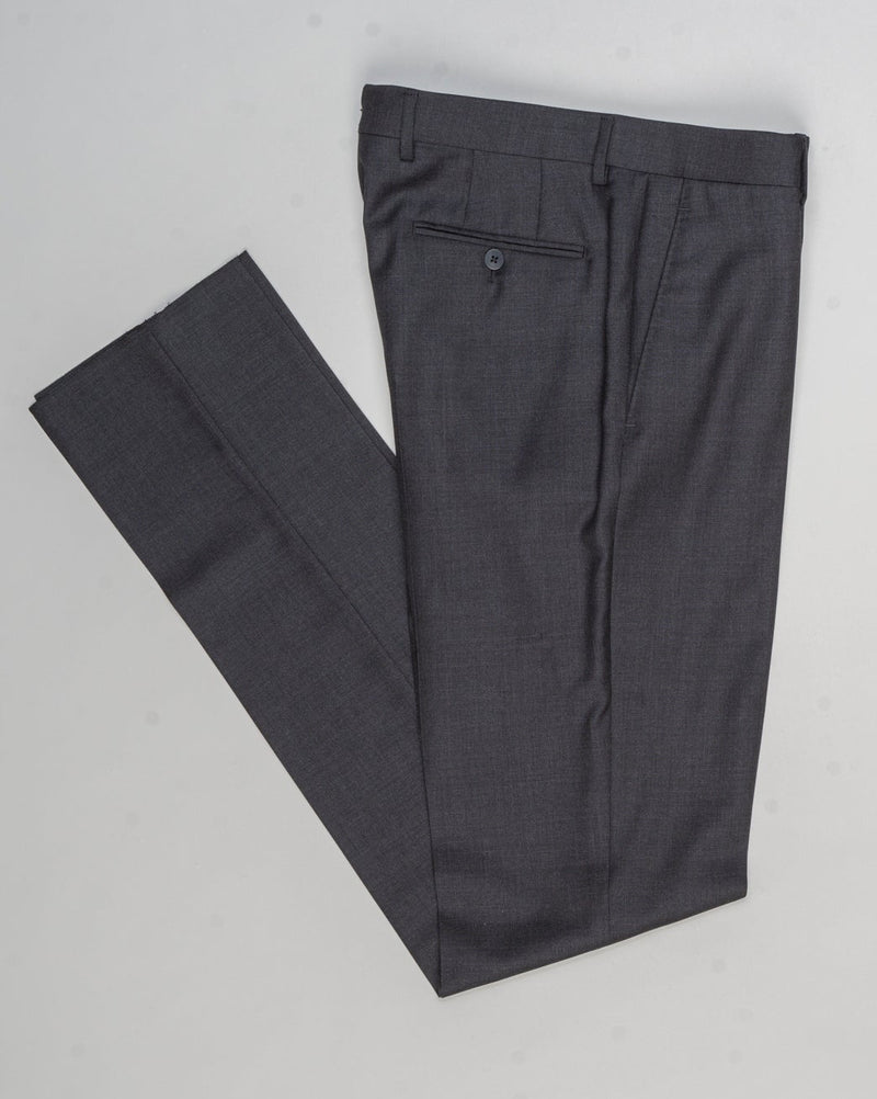 Composition: 100% Super 130's Wool
Farbric: PE0Y16 - 0220 / Grey
Model: Aida
Full Canvas
Made in Soragna, Parma , Italy Caruso Super 130's Wool Suit / Grey