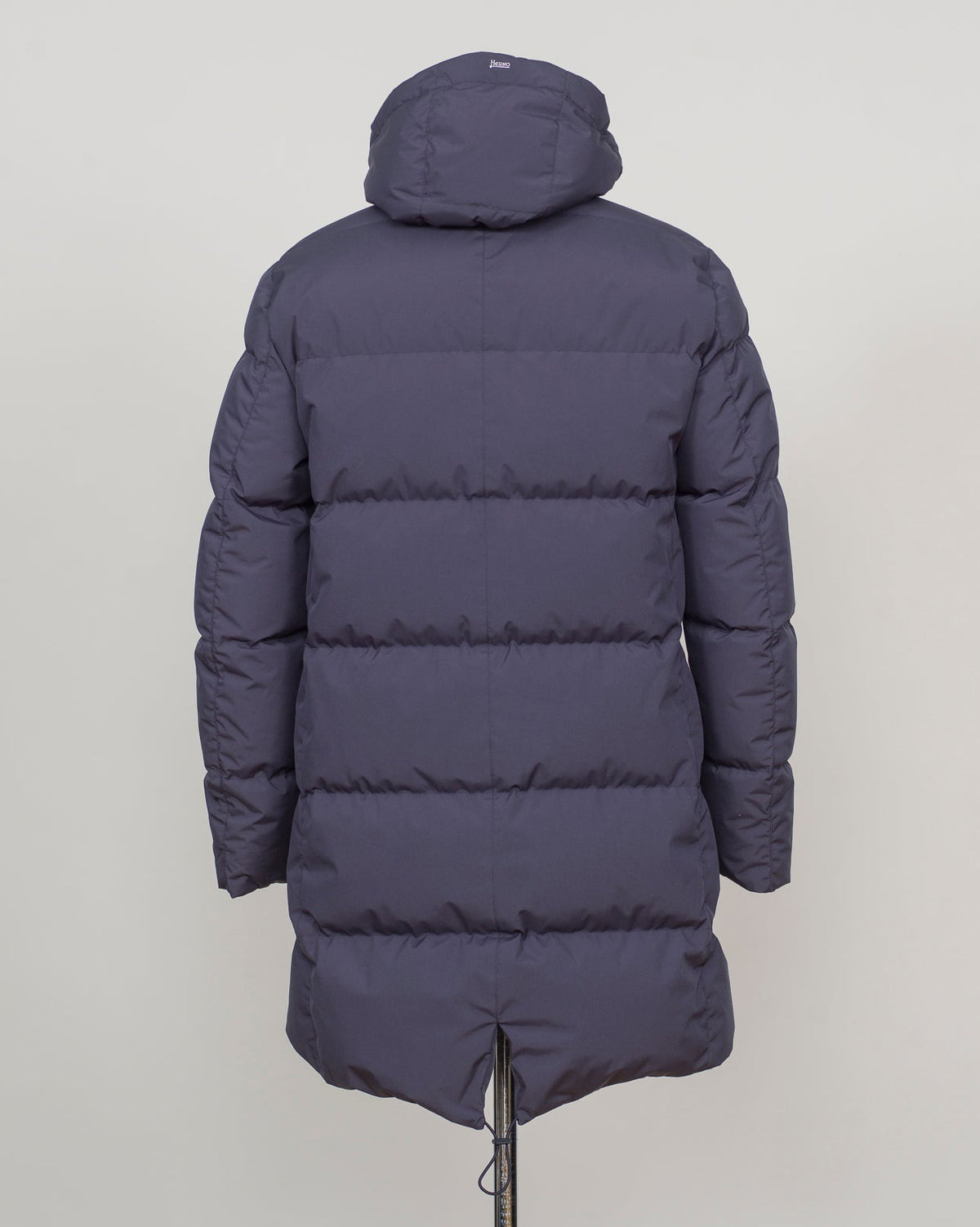 Italian craftsmanship meets alpine performance. This Herno down coat combines waterproof technical fabrics with precisely tailored construction, delivering luxury warmth for demanding seasons. Navy works across formal and casual contexts. Herno Waterproof Down Coat / Navy