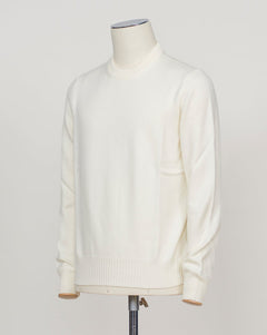 Substantial crewneck in heavy merino wool, masterfully constructed for enduring comfort. The luxurious fabric delivers warmth and breathability in equal measure, with a refined silhouette that pairs effortlessly with tailored trousers or casual wear. A timeless essential for discerning wardrobes. Gran Sasso Heavy Merino Crewneck / Off White