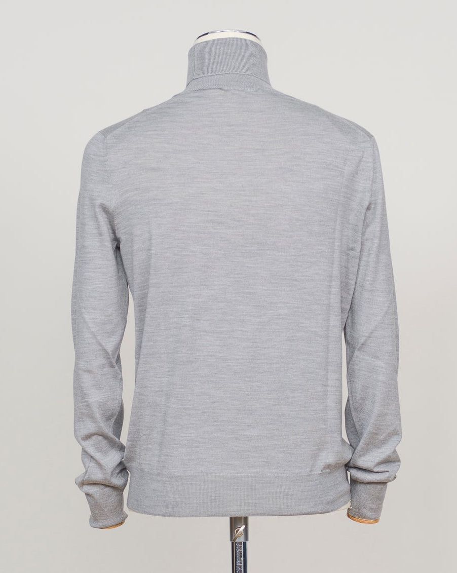 Italian luxury knitwear meets everyday elegance. This Gran Sasso roll neck layers effortlessly under jackets or stands alone as a refined statement piece. The blend of wool, cashmere, and silk delivers warmth without weight, while the silver tone complements both neutral and bold wardrobes. Gran Sasso Wool Cashmere & Silk Roll Neck / Silve